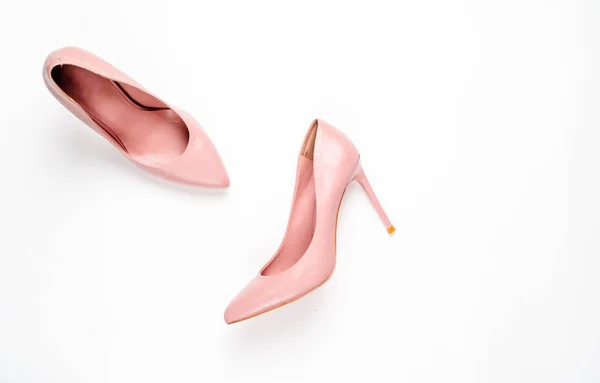 白色背景的淡粉色女性鞋 顶视图时尚时尚女性背景 — 图库照片