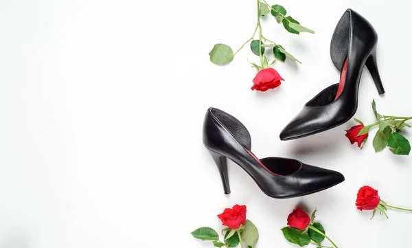白地フラット黒人女性靴を産むが 上から見る流行のファッション フェミニンな背景 — ストック写真