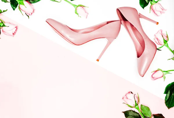 白色背景的淡粉色女性鞋 顶视图时尚时尚女性背景 — 图库照片
