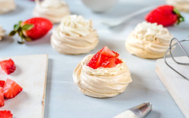 Çilek Pavlova tatlı taze nane ile