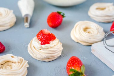 Çilek Pavlova tatlı taze nane ile