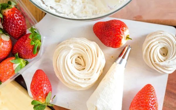 Postre Fresa Pavlova Con Menta Fresca — Foto de Stock