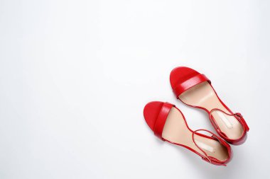 Beyaz arka plan üstten görünüm, düz yatıyordu, moda, Minimalizm kavramı yaz sandalet.