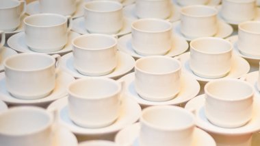 toplantının ziyaretçilerini bekleyen tabak desenli boş kahve fincanları