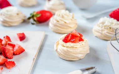 Çilek Pavlovahomemade küçük çilek pavlova beze ile kek krem tatlı taze nane ile