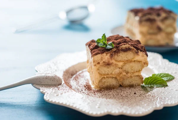 Italiaanse Tiramisu Dessert Een Porseleinen Plaat Met Munt — Stockfoto