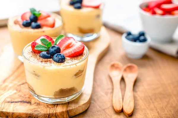 Tiramisu Caseiro Sobremesa Tradicional Italiana Vidro Sobre Mesa Madeira Branca — Fotografia de Stock