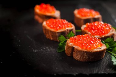 Arduvaz arka plan üzerinde kırmızı havyar. Seçici odak