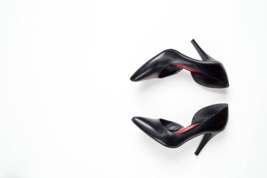 Moda blog bakmak. Beyaz arka planda siyah kadınların yüksek topuk ayakkabı. Düz yatıyordu, en iyi görünümü son moda güzellik kadın arka plan.