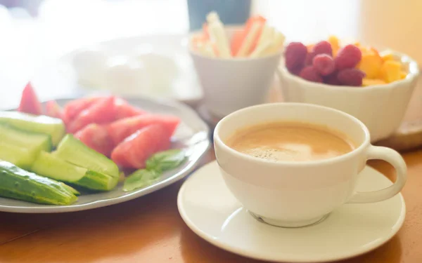 Desayuno con café, huevo, verduras y frutas — Foto de Stock