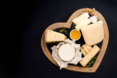 peynir rustik ahşap masa, keçi peyniri, chevre, grana padana, incir, yaban mersini türleri