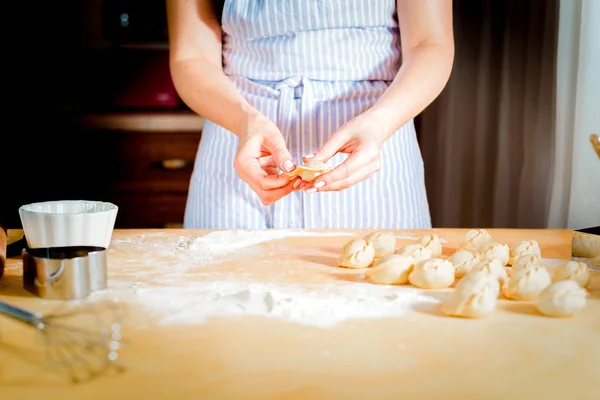 Mujer hace albóndigas en casa en la mesa de la cocina, de cerca — Foto de Stock