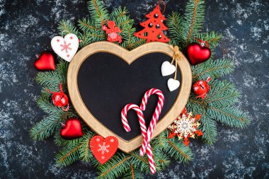 Noel arka plan - dekorasyon ve ahşap bir masa köknar dalı