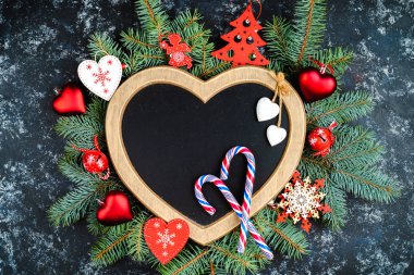 Noel arka plan - dekorasyon ve ahşap bir masa köknar dalı