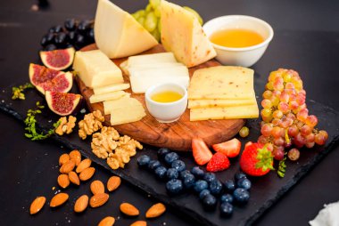 Üzüm, reçeli, incir ile servis peynir tabağı