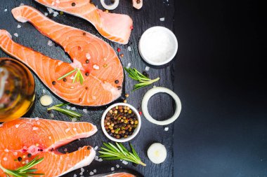 Somon steak, biber ve tuz, beton tablo, kopya alanı üstten görünüm otlar siyah taş