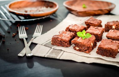 ev yapımı nefis çikolata kahverengi kek nane ile dekore edilmiştir.