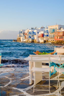 Restoran, Mikonos Adası Yunanistan batımında üzerinde küçük Venedik deniz kenarında