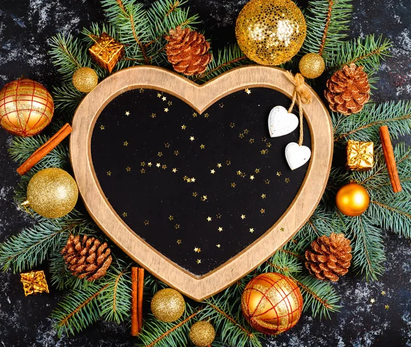 圣诞节背景 装饰和冷杉分支在桌子上 一个框架在心脏的形状 顶视图 文本的地方 平放置 — 图库照片