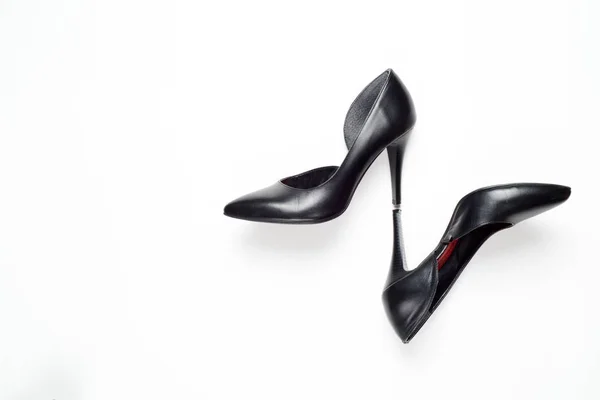 黑色妇女鞋子在白色背景。平躺, 顶级视野时尚女性背景。美容博客概念. — 图库照片