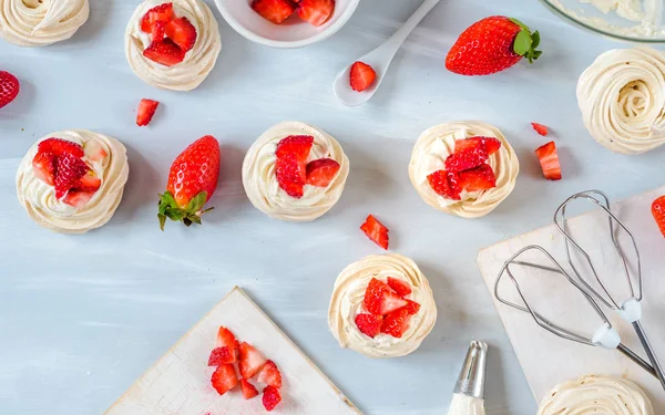Homemade Small Strawberry Pavlova Meringue Cakes Pattern Cream — Stock Photo, Image