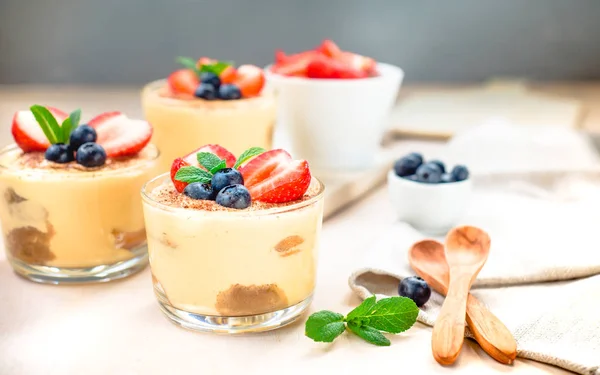 Tiramisú Casero Postre Italiano Tradicional Vidrio Sobre Mesa Madera Blanca —  Fotos de Stock