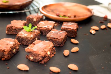 ev yapımı nefis çikolata kahverengi kek nane ile dekore edilmiştir.