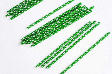 Payet parti için beyaz arka plan üzerinde içme. Renkli payet kokteyller için en iyi görünümü. Metin, kopya alanı için yer.