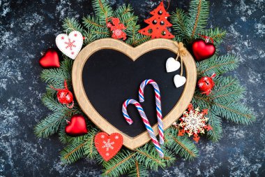 Noel arka plan - dekorasyon ve ahşap bir masa köknar dalı