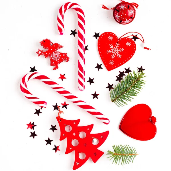 Weihnachtskomposition Weihnachtsgeschenke Tannenzweige Spielzeug Auf Weißem Hintergrund Flache Lage — Stockfoto