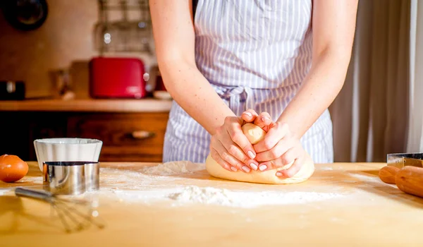 Mani Femminili Che Fanno Pasta Accessori Cucina Pizza — Foto Stock