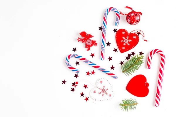 Weihnachtskomposition Weihnachtsgeschenke Tannenzweige Spielzeug Auf Weißem Hintergrund Flache Lage — Stockfoto