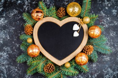 Yeni yıl Noel ağaç dalları ve yılbaşı ağacı süsleri ve bir kalp şeklinde bir çerçeve kompozisyonu