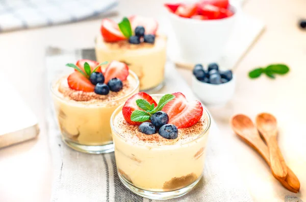 Tiramisù Fatto Casa Dolce Tradizionale Italiano Vetro Tavolo Legno Bianco — Foto Stock