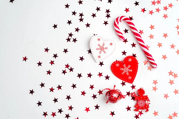 Composición Navideña Regalos Navidad Ramas Pino Juguetes Sobre Fondo Blanco — Foto de Stock