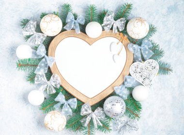 Noel çerçeve bir kalp şeklinde bir yılbaşı ağacı Noel süsleri, dalları tarafından çevrili kopya alanı ile beyaz arka plan üzerinde izole