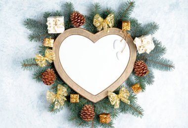 Noel çerçeve bir kalp şeklinde bir yılbaşı ağacı Noel süsleri, dalları tarafından çevrili kopya alanı ile beyaz arka plan üzerinde izole