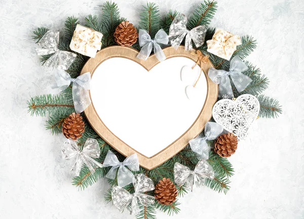 Noel çerçeve bir kalp şeklinde bir yılbaşı ağacı Noel süsleri, dalları tarafından çevrili kopya alanı ile beyaz arka plan üzerinde izole