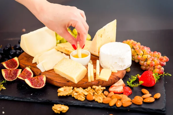 Üzüm, reçeli, incir, kraker ve fındık ile servis peynir tabağı