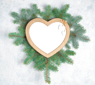 Noel çerçevesi köknar dalları, kırmızı böğürtlenlerden yapılmış. Noel duvar kâğıdı. Düz konum, üst görünüm, kopyalama alanı