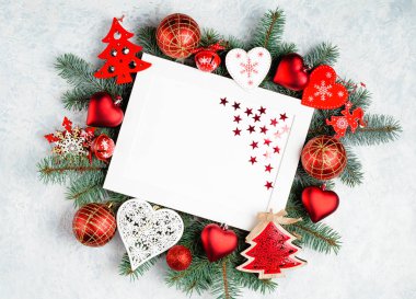 Noel ve yeni yıl çerçeve kompozisyon. Noel süslemeleri boş kopya alanı metin için beyaz zemin üzerine kırmızı renklerde. Kartpostal veya davet için tatil ve kutlama kavramı.