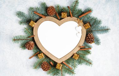 Noel kompozisyonu. Noel hediyesi, örgü battaniye, çam kozalakları, tahta beyaz arka planda köknar dalları. Düz konum, üst görünüm, kopyalama alanı