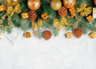 Noel Sınırı - Altın mücevherli ağaç dalları, yıldızlar, beyaz, yatay pankarlarda izole edilmiş kar taneleri