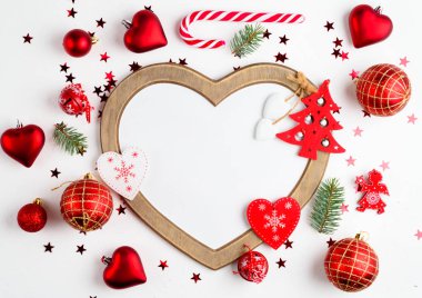 Beyaz arka plan üzerinde tatil süsleme ile düz yatıyordu Noel kompozisyon. Üstten görünüm.