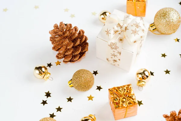 Noel Kompozisyon Altın Noel Süsleri Çam Koni Yıldız Topları Beyaz — Stok fotoğraf