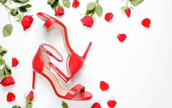 白地フラット赤女性靴を産むが 上から見る流行のファッション フェミニンな背景 — ストック写真
