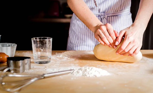 Mani Femminili Che Fanno Pasta Accessori Cucina Pizza — Foto Stock