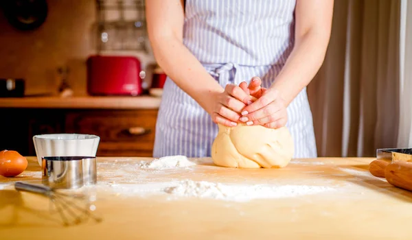 Mãos Femininas Fazendo Massa Para Pizza Acessórios Cozinha — Fotografia de Stock