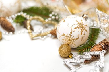 Noel oyuncaklar ve dekor ile altın ve beyaz mağaralarda soyut Noel dekor