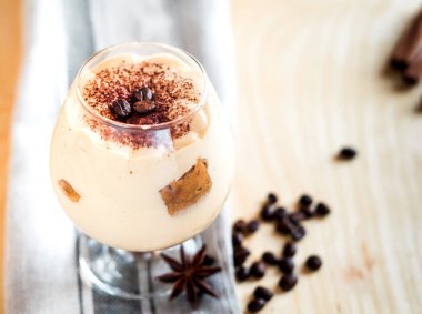 tiramisu bir bardak kahve çekirdekleri ile dekore edilmiştir.